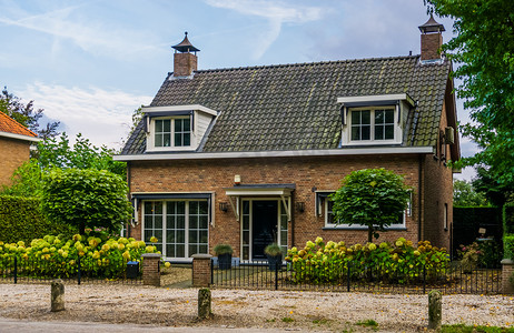 gif雷达摄影照片_典型的荷兰花园别墅，荷兰布雷达的城市建筑