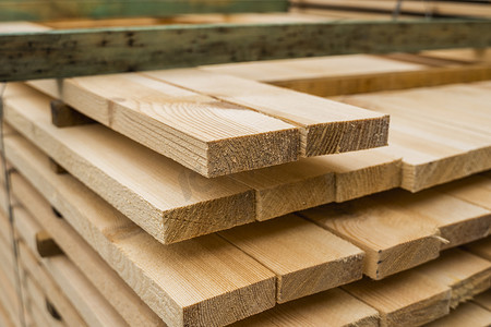 锯木厂里成堆的木板，木板。