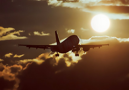 一架客机在夕阳的背景下起飞。