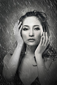 雨中迷人的亚洲女士
