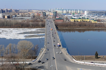 港口城市的全景与现代建筑，河上的一座大桥。
