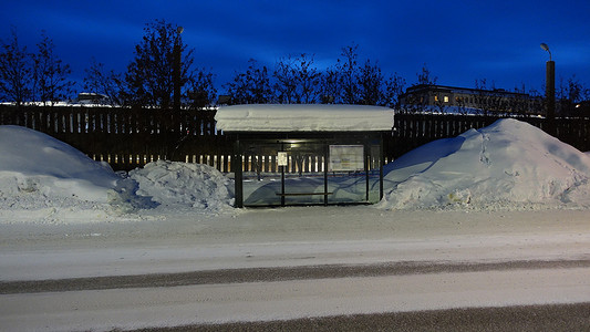 瑞典基律纳，2020 年 2 月 23 日。在市中心的一条雪街上，一个满是雪的巴士站