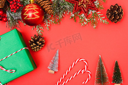 礼盒绿色摄影照片_圣诞绿色礼盒和装饰品，r 上的杉树枝