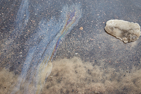 沥青上的彩虹汽油渍。