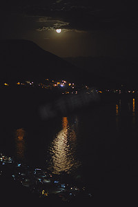 月光下的夜景，从克罗地亚的岩石山到亚得里亚海沿岸的城市，不同的色调