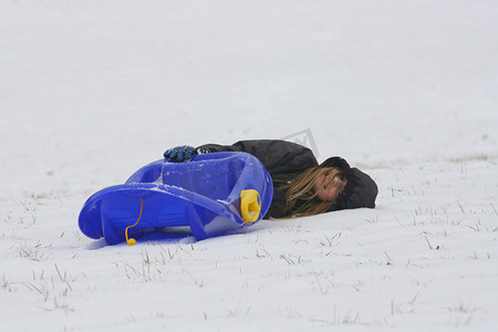 一个金发女孩在雪地里玩得很开心 一个金发女孩在雪地里玩得很开心