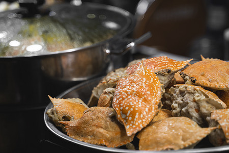螃蟹是在亚洲夜市上烹制的。