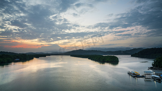 Mengkabong 河和京那巴鲁山