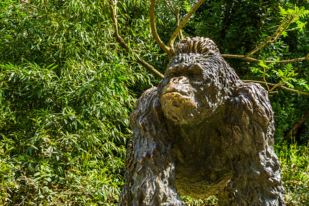 热带花园中巨大的大猩猩雕像，装饰性动物雕塑
