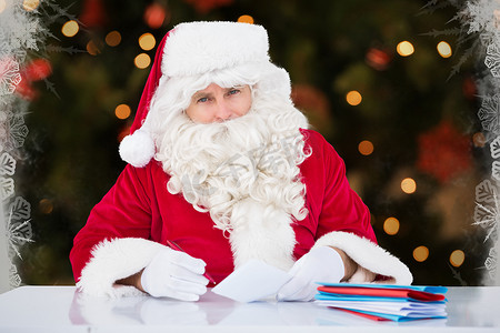 圣诞老人在做核对清单时坐着
