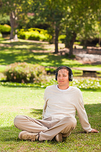男人在公园里听音乐