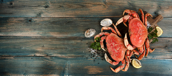 海鲜平铺摄影照片_新鲜烹制的牡蛎壳螃蟹和海鲜背景平铺式调味料