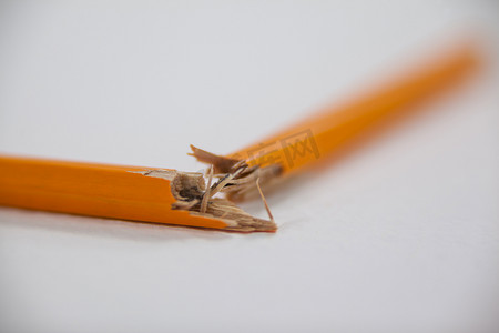 白色背景上折断的铅笔