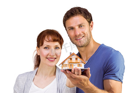 模型房子摄影照片_拿着模型房子的夫妇