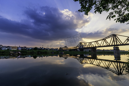 桥梁是横跨红河的第一座钢桥，由法国人（1898-1902）建造，以印度支那总督保罗·多默尔的名字命名为多默尔