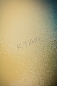在显示的抽象多雪的结冰的水背景