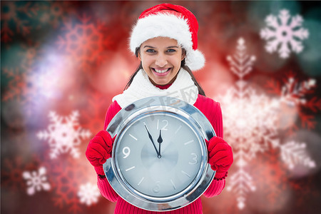 数字生成背景下戴着圣诞帽、拿着时钟的微笑女性肖像