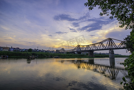 桥梁是横跨红河的第一座钢桥，由法国人（1898-1902）建造，以印度支那总督保罗·多默尔的名字命名为多默尔