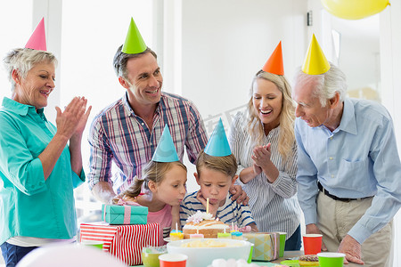 70年代的人摄影照片_庆祝生日的愉快的多代家庭