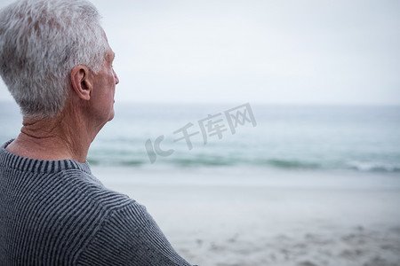 老人看海摄影照片_看海的老人