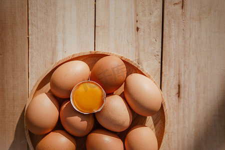 鸡蛋放在木托盘上，鸡蛋破了。
