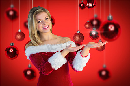 穿着圣诞老人服装的漂亮女人在数字生成的背景下做手势