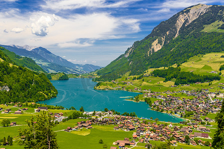 瑞士上瓦尔登州 Lungerersee Lungern 湖附近的村庄