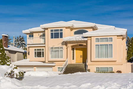 加拿大冬日阳光明媚的雪地前院豪华住宅