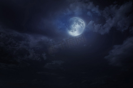 蓝色星空月亮背景摄影照片_夜晚的星空和月亮