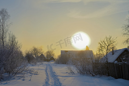 冬日太阳摄影照片_冬日，太阳照耀在房屋的屋顶上。