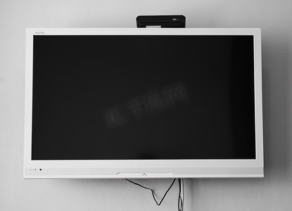 玉雕电视墙摄影照片_液晶或 LED 电视屏幕挂在墙上，房间内配有电视调谐器，用于室内装饰设计。