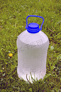 草地上的湿冷饮水塑料瓶