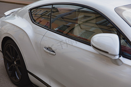 白色全新豪华运动猫Bentley Continental GT 2018 coupe