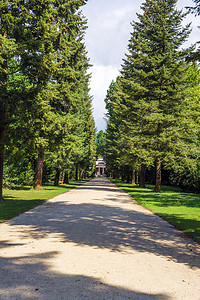 夏天在夏洛滕堡宫的公园小巷朝向夏洛滕堡城堡花园的陵墓
