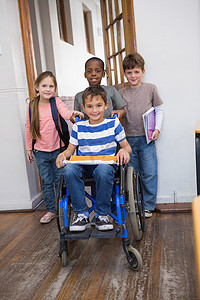残疾学生和他的朋友在教室里