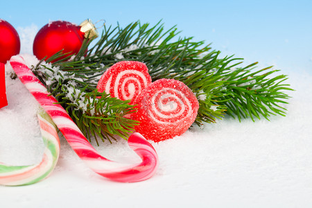 圣诞糖果拐杖摄影照片_圣诞装饰用拐杖糖，假雪背景