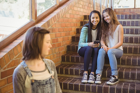 学校朋友在学校走廊欺负一个悲伤的女孩