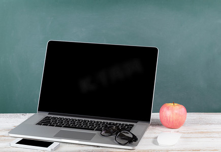 苹果与苹果手机摄影照片_回到学校概念与当前技术和绿色粉笔