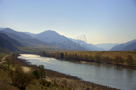 山区卡吞河 (Katun) 流淌着碧绿的海水，穿过山脉。