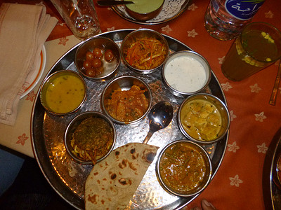 派对晚餐期间的正宗印度美食