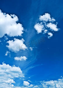蓝色天空上的稀疏云彩