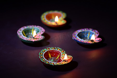 五颜六色的粘土 Diya（灯笼）灯在排灯节庆祝活动中点亮。