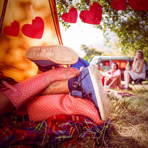 年轻夫妇在帐篷里亲热的合成图像