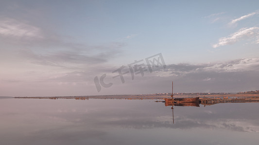 日落时的盐湖全景