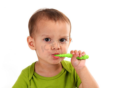 刷牙的小男孩摄影照片_可爱的小男孩刷牙，孤立在白色