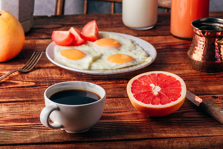 榨摄影照片_早餐用咖啡和煎鸡蛋