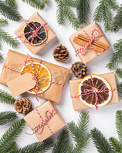 包装标签摄影照片_圣诞假期零废纸礼品包装标签、干果和杉枝