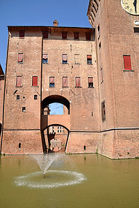 意大利费拉拉城堡护城河中的喷泉