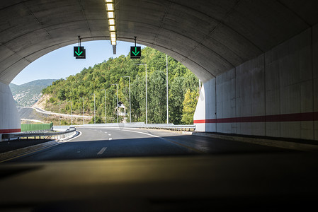 公路隧道。
