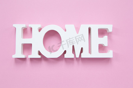 千禧年粉红色背景上的装饰词“家”。